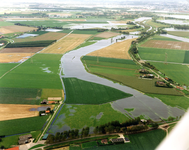 ZW_WATEROVERLAST_28 Luchtfoto van Zwartewaal met ondergelopen weilanden na overvloedige regenval; 17 september 1998