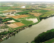 ZW_WATEROVERLAST_29 Luchtfoto van Zwartewaal met ondergelopen weilanden na overvloedige regenval; 17 september 1998