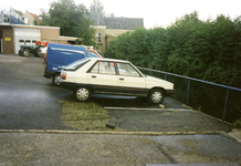 ZW_WATEROVERLAST_36 Ondergelopen parkeerplaats bij Garage Deurloo na overvloedige regenval; 16 september 1998