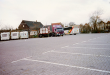 ZW_WERFPLEIN_005 Het parkeerterrein voor vrachtwagens en bussen aan het Werfplein, bekend als De Karreman. In de ...