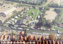 ZW_WERFPLEIN_007 Zwartewaal; Luchtfoto van de jachtwerf en camping van de familie Van der Zee, 23 september 1994