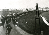 ZW_WO1_001 Het mobilisatieleger verlaat tijdens de eerst wereldoorlog Zwartewaal over de Bernissedijk richting Het ...