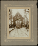FOTO_GF_B002 De eerste tramrit naar Oostvoorne in 1906. De tram rijdt onder een erepoort met de tekst 'Hulde aan de ...