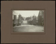FOTO_GF_B007 Het Tolhek in Heenvliet met tolgaardster weduwe C. Visser; December 1930