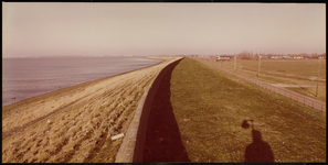 FOTO_GF_C150 De waterkering op de Zeedijk van Oudenhoorn; ca. 1985