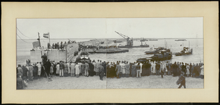 FOTO_GF_D003 Oostvoorne; Samengestelde panoramafoto van de sluiting van de Brielse Maasdam, 3 juli 1950