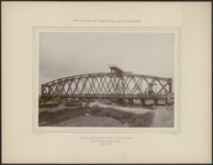 FOTO_GF_E016 Bouw van de brug over de Oude Maas bij Spijkenisse: Opstelling van de vaste overspanning bij den rechter ...