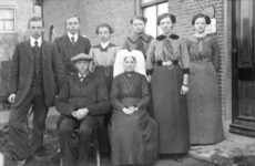 KLW004 Rockanje; Familie Groeneveld-Boogert voor hun woning en kantoorZittend vlnr:01. Leendert Groeneveld ...