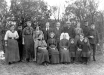 KLW005 Rockanje; Familie Leendert Groeneveld en Dina Boogert, met ingekwartierde soldaten en enkele andere ...