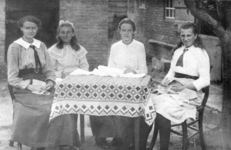 KLW006 Rockanje; Vier handwerkende vrouwen, vlnr:1. Hester Groeneveld (1896-1976), dochter van Leendert Groeneveld en ...