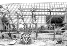 KLW015 Rockanje; Boerderij Duinrand 9, Rockanje. De bouw van een nieuwe schuur.2e man van rechts, op een balk staand: ...