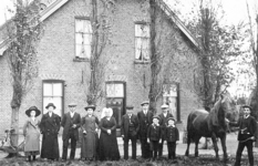 KLW019 Rockanje; Het gezin Izaäk Klok en Cornelia de Winter voor hun boerderij, 'de Rode Hoeve’.vlnr:1. Jasperina ...