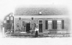 KLW025 Tinte; Willem Klok (1893) met zijn vrouw Kornelia Groeneveld (1890), kort nadat ze in Tinte zijn komen ...