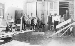 KLW026 Tinte; Timmermanswerkplaats van Willem (Wub) Klok.Hij maakte o.a. raamwerken voor platglas en warenhuizen.Links ...