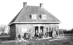 KLW027 Tinte; Foto 1: Een van de vijf dubbele woningen van Vereniging Volkshuisvesting Tinte. Het betreft hier een wijk ...