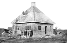 KLW028 Tinte; Foto 2: Een van de vijf dubbele woningen van Vereniging Volkshuisvesting Tinte. Het betreft hier een wijk ...