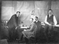 KLW030 ; Links op de foto: Jacob Abraham Willem van den Blink (1889), overigen niet bekend, ca. 1920-1925