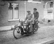 KLW031 Pieter Zoetemeijer (links) en Jacob Abraham Willem van den Blink (1889) (rechts), op de motorfiets (een Douglas) ...