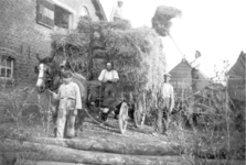 NLL040 Wagen met hooi op de boerderij van Arie Peters en Neeltje Arentje Nieuwland. Jongen bij het paard: Johan Betist. ...