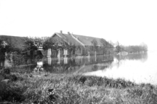NLL047 De boerderij van Arie Peters en Neeltje Arentje Nieuwland tijdens de inundatie; Pinksteren 1944
