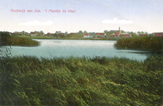 NLP023 Ansichtkaart van het meertje de Waal in Rockanje, gezien vanaf de Vleerdamsedijk. Op de achtergrond Rockanje met ...