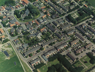 LUCHTFOTO_LOS_B_008 Luchtfoto van Oudenhoorn, de Bastiaan de Zeeuwstraat, de Ring met de kerk, rechts de begraafplaats; ...