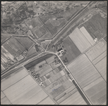 LUCHTFOTO_VOORNE_003C De Heindijk en de Kattenweg. Linksboven de Stenen Baak. Ten noorden van de bocht in de Heindijk ...
