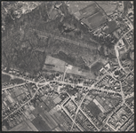LUCHTFOTO_VOORNE_005B Oostvoorne; Het Mildenburgbos en de Zeeweg. Rechts de kerk en de Hoflaan met een stukje van de ...