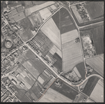 LUCHTFOTO_VOORNE_006A Links de Burcht van Oostvoorne. De kruising van de wegen de Noordweg, de Burgemeester Letteweg, ...