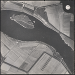 LUCHTFOTO_VOORNE_017 Het Brielse Meer met de Middenplaat, Onder de Noordzeeroute, de Geuzenkreek en de Spanjaardweg; ca. 1963