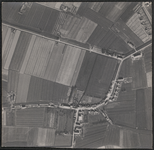 LUCHTFOTO_VOORNE_023A Het buurtschap Tinte, met de Rietdijk, de Lodderlandsedijk en de Colinslandsedijk; ca. 1963