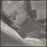LUCHTFOTO_VOORNE_046C Het strand, de Westdijk, de Schenkeldijk en de Zuiddijk; ca. 1963