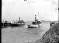 GN2058 De veerboten Mercurius en Vlaardingen V in de monding van de Buitenhaven; ca. 1920