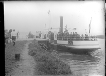 GN2105 In gebruikname van de nieuw boot van de veerverbinding Brielle-Rozenburg; 1925
