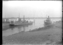 GN2155 De veerboten Notaris van den Blink en Vlaardingen V in de monding van de Buitenhaven; ca. 1920