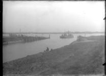 GN2159 Brielle; Het veer Brielle - Rozenburg nadert de Buitenhaven, ca. 1920
