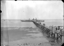 GN2244 Badgasten arriveren met de veerboot en lopen via de steiger naar de Boulevard; ca. 1925