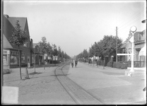 GN2273 Stationsweg, met links de tramrails. rechts het Cafe Centraal Bakker, links schoenmaker Van der Hor; ca. 1925