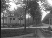 GN2286 Straatbeeld, tramrails en villa langs de Zeeweg; ca. 1930
