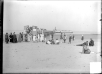 GN2321 Badgasten bij de steiger en aanlegplaats van de veerboot; ca. 1920