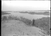 GN2391 Een man fotografeert het Brede Water; ca. 1925