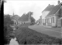 GN2407 Kijkje op de Dorpsweg; ca. 1925