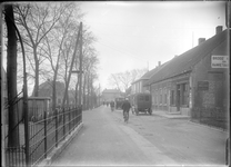 GN2449 Winkels in de Dorpsweg; ca. 1925