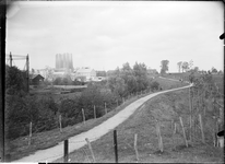 GN2535 Brielle, vanaf de wallen gezien, met de schoorstenen van de kalkfabriek en de gashouder van de gasfabriek; ca. 1925