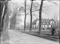 GN2548 De watertoren van Brielle, met naastgelegen woning; ca. 1925