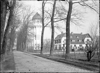 GN2549 De watertoren van Brielle, met naastgelegen woning; ca. 1925