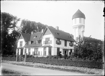 GN2550 De watertoren van Brielle, met naastgelegen woning; ca. 1925