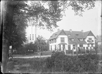 GN2551 De watertoren van Brielle, met naastgelegen woning; ca. 1925