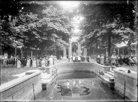 GN2555 Processie in de ommegang bji de Bedevaartskerk; ca. 1925