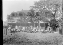 GN2631 Een koloniehuis met een groep kinderen; ca. 1925